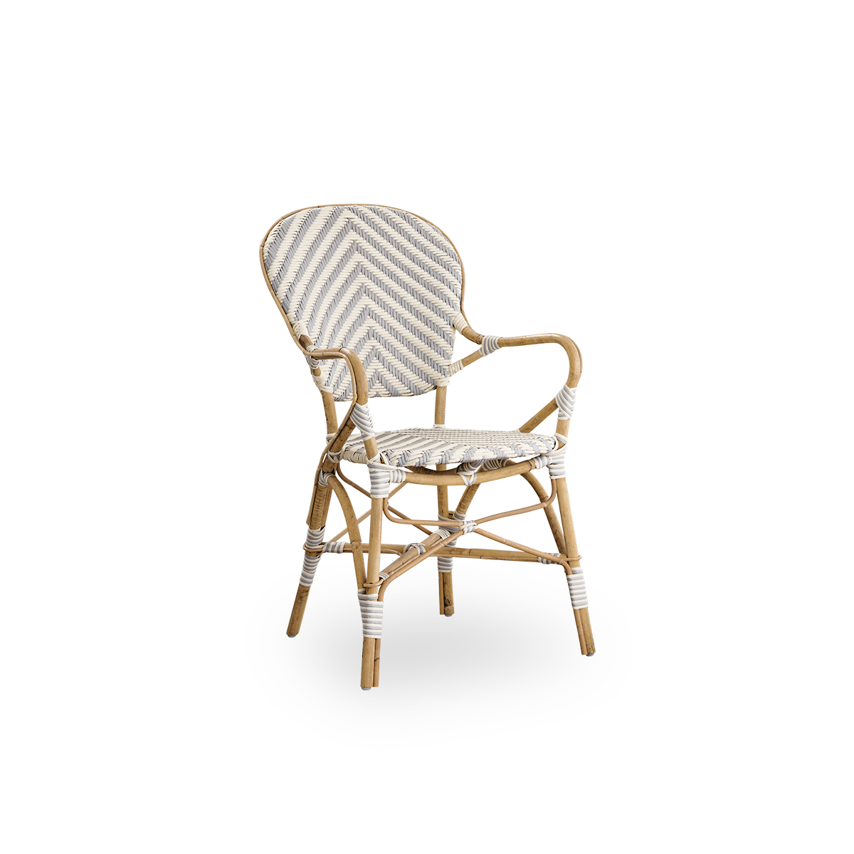 Side view af Isabell spisestol med armlæn. Rattanramme med sæde og ryg i ArtFibre med elfenben- og gråt fiskebensmønster. Inspireret af 1950’ernes bistrodesign.