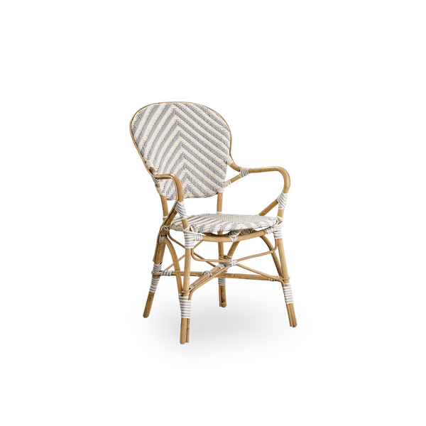 Side view af Isabell spisestol med armlæn. Rattanramme med sæde og ryg i ArtFibre med elfenben- og gråt fiskebensmønster. Inspireret af 1950’ernes bistrodesign.
