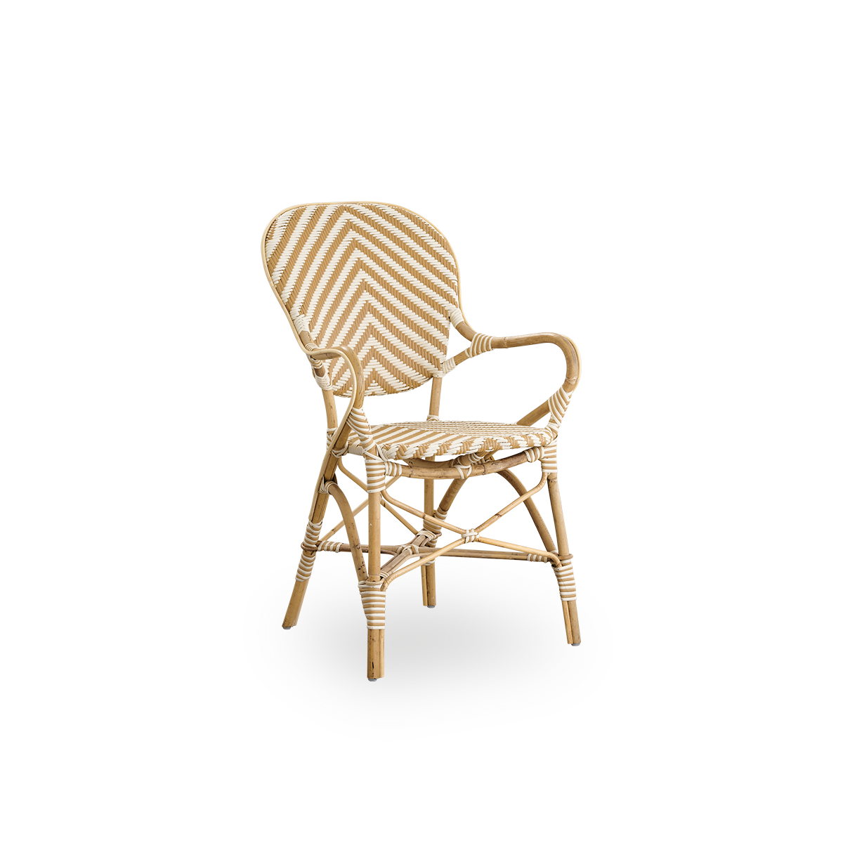 Side view af Isabell spisestol med armlæn. Rattanramme med sæde og ryg i ArtFibre med elfenben- og gråt fiskebensmønster. Inspireret af 1950’ernes bistrodesign.