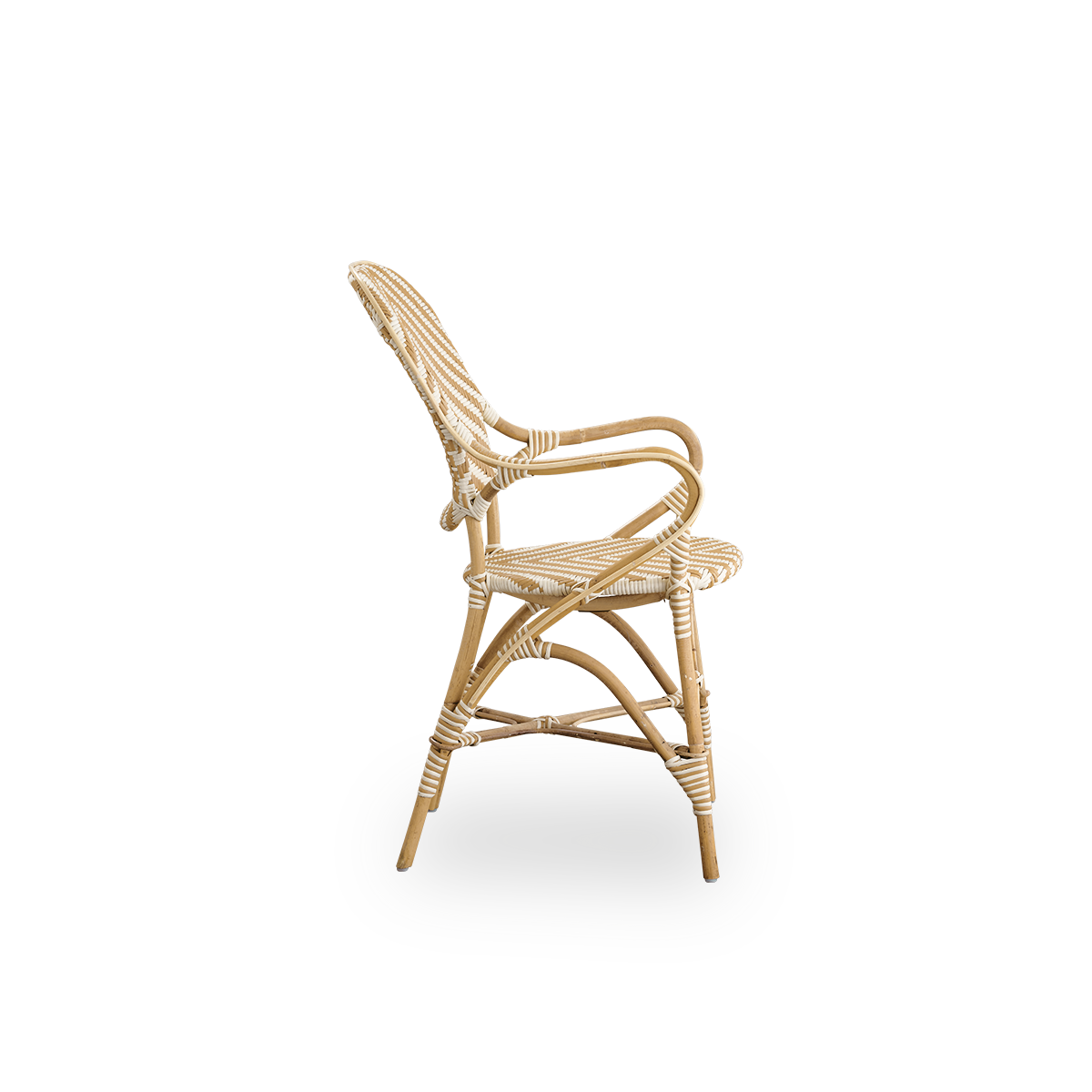 Ren sidevisning af Isabell spisebordsstol med armlæn. Rattanramme med sæde og ryglæn i ArtFibre i elfenbens- og gråt fiskebensmønster. Inspireret af 1950’ernes bistrodesign.