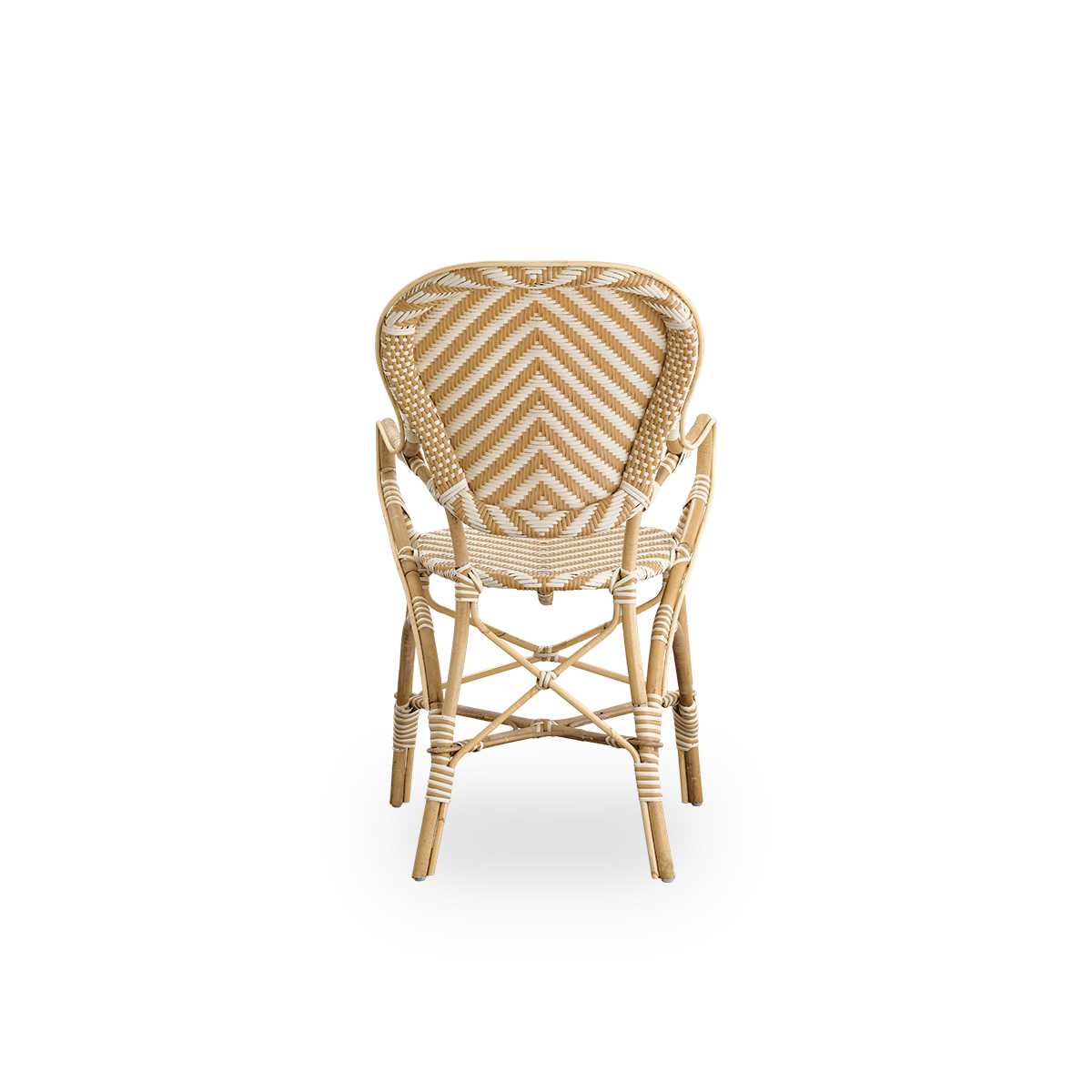 Bagfra vinkel af Isabell spisestol med armlæn. Rattanramme med sæde og ryglæn i ArtFibre med elfenbenshvidt og gråt sildebensmønster. Inspireret af bistrodesign fra 1950’erne.