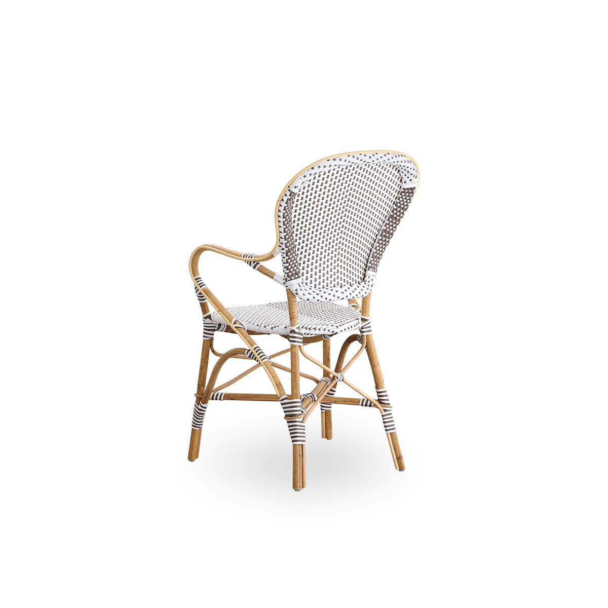 Sidevinkel bagfra af Isabell spisebordsstolen med armlæn.
Rattanramme med sæde og ryglæn i hvid ArtFibre med brune prikker. Inspireret af 1950’ernes bistrodesign.