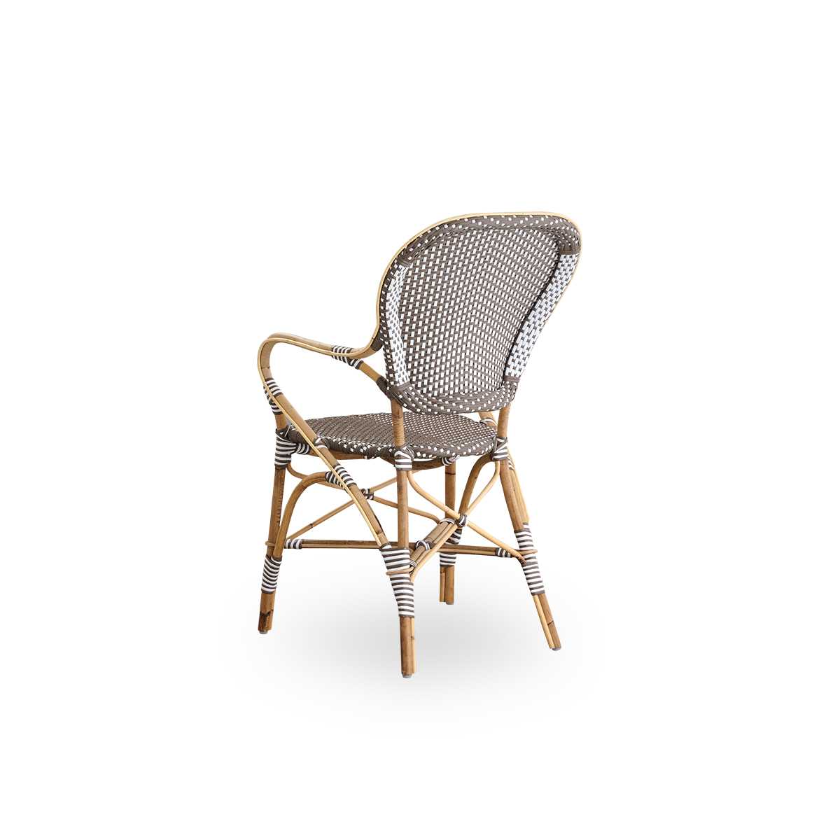 Sidevinkel bagfra af Isabell spisebordsstolen med armlæn.
Rattanramme med sæde og ryglæn i brun ArtFibre med hvide prikker. Inspireret af 1950’ernes bistrodesign.