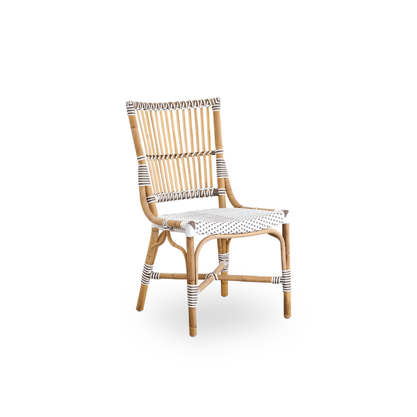 Side view af Monique spisestol. Rattanramme med sæde flettet i ArtFibre i hvid med brune prikker. Inspireret af bistrodesign fra 1950’erne.