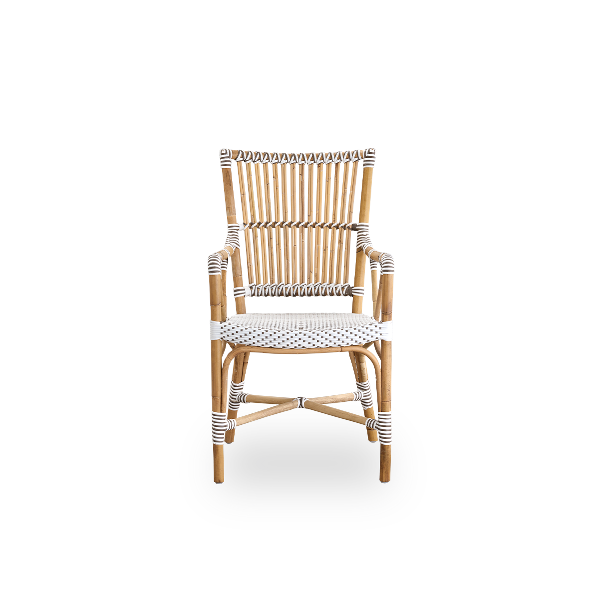 Ren front vinkel af Monique spisestol med armlæn.
Rattanramme med sæde flettet i hvid ArtFibre med brune prikker. Inspireret af bistrodesign fra 1950’erne.