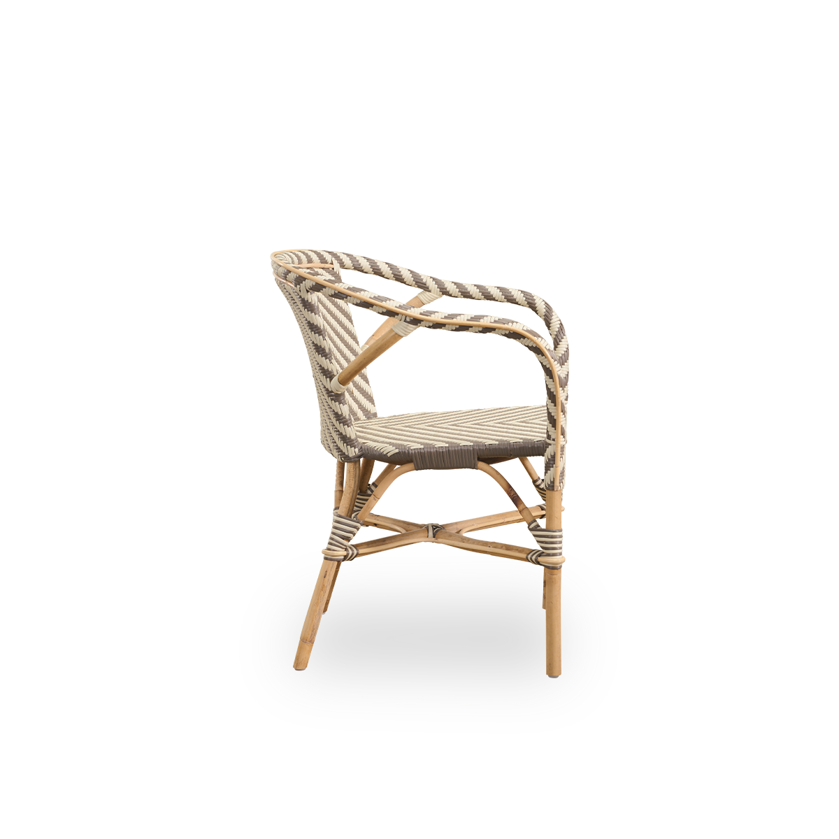 Ren sidevisning af Madeleine spisebordsstol med armlæn. Rattanramme med sæde og ryglæn flettet i ArtFibre i elfenbens- og brun fiskebensmønster. Inspireret af 1950’ernes bistrodesign.