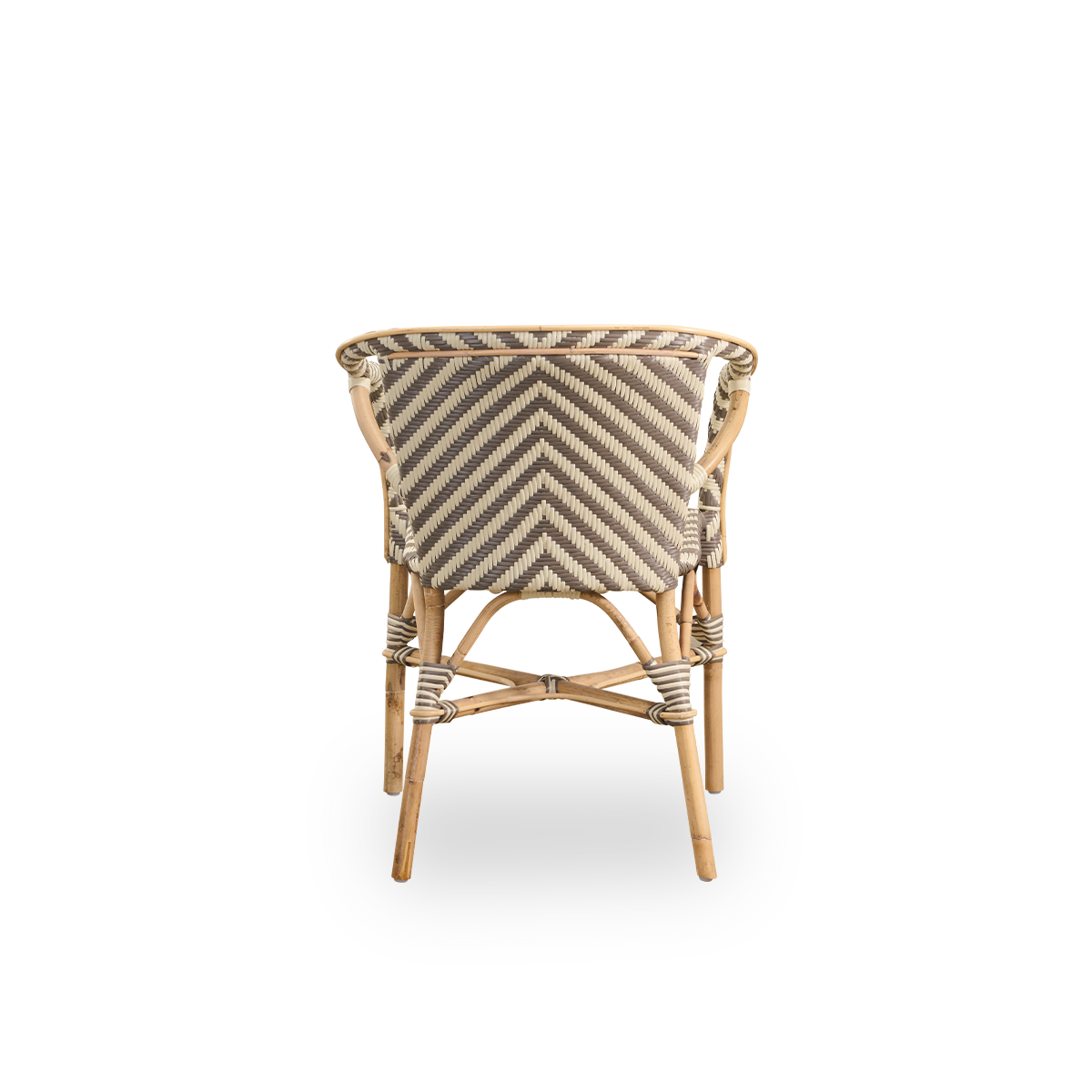 Bagfra vinkel af Madeleine spisestol med armlæn. Rattanramme med sæde og ryglæn flettet i ArtFibre med elfenbens- og brunfarvet sildebensmønster. Inspireret af bistrodesign fra 1950’erne.