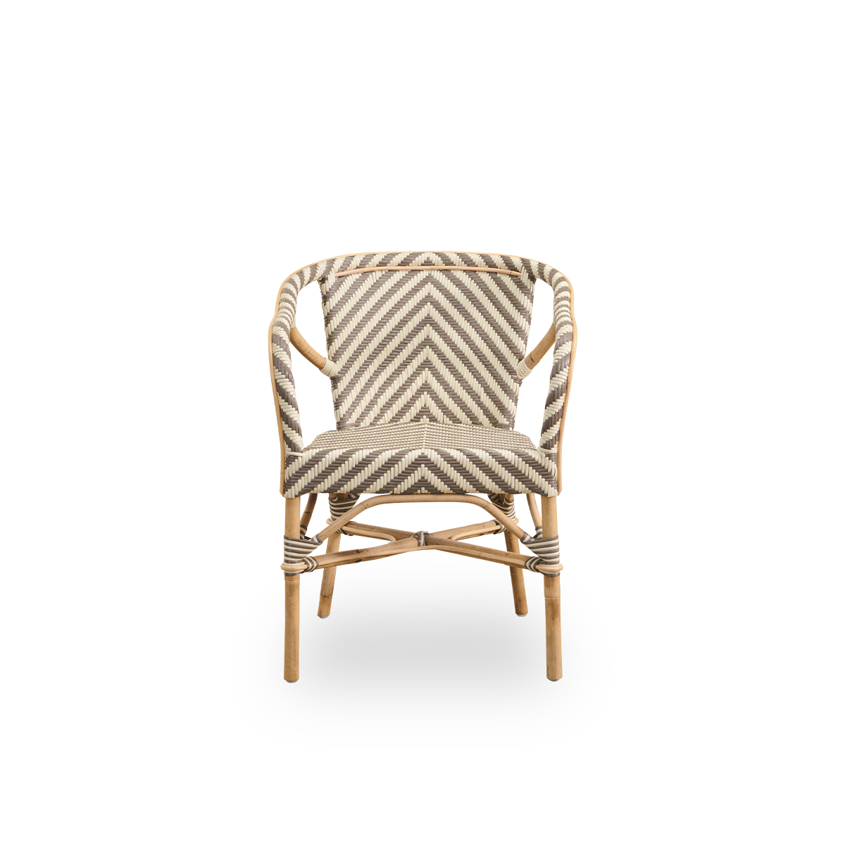 Ren front vinkel af Madeleine spisestol med armlæn.
Rattanramme med sæde og ryglæn flettet i ArtFibre i et sildebenmønster i elfenben og brun. Inspireret af bistrodesign fra 1950’erne.