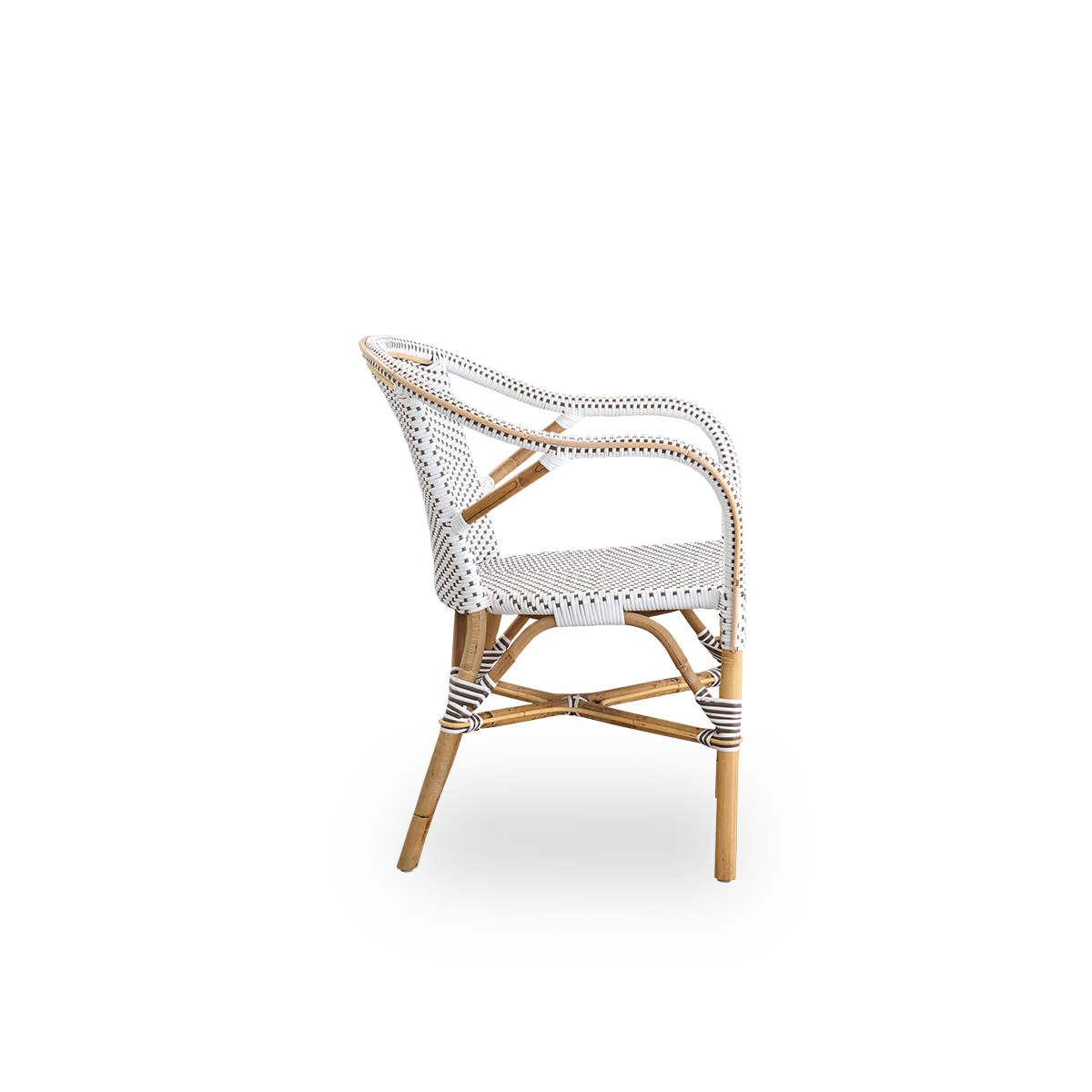 Ren sidevisning af Madeleine spisebordsstol med armlæn. Rattanramme med sæde og ryglæn flettet i ArtFibre i hvid med brune prikker. Inspireret af 1950’ernes bistrodesign.