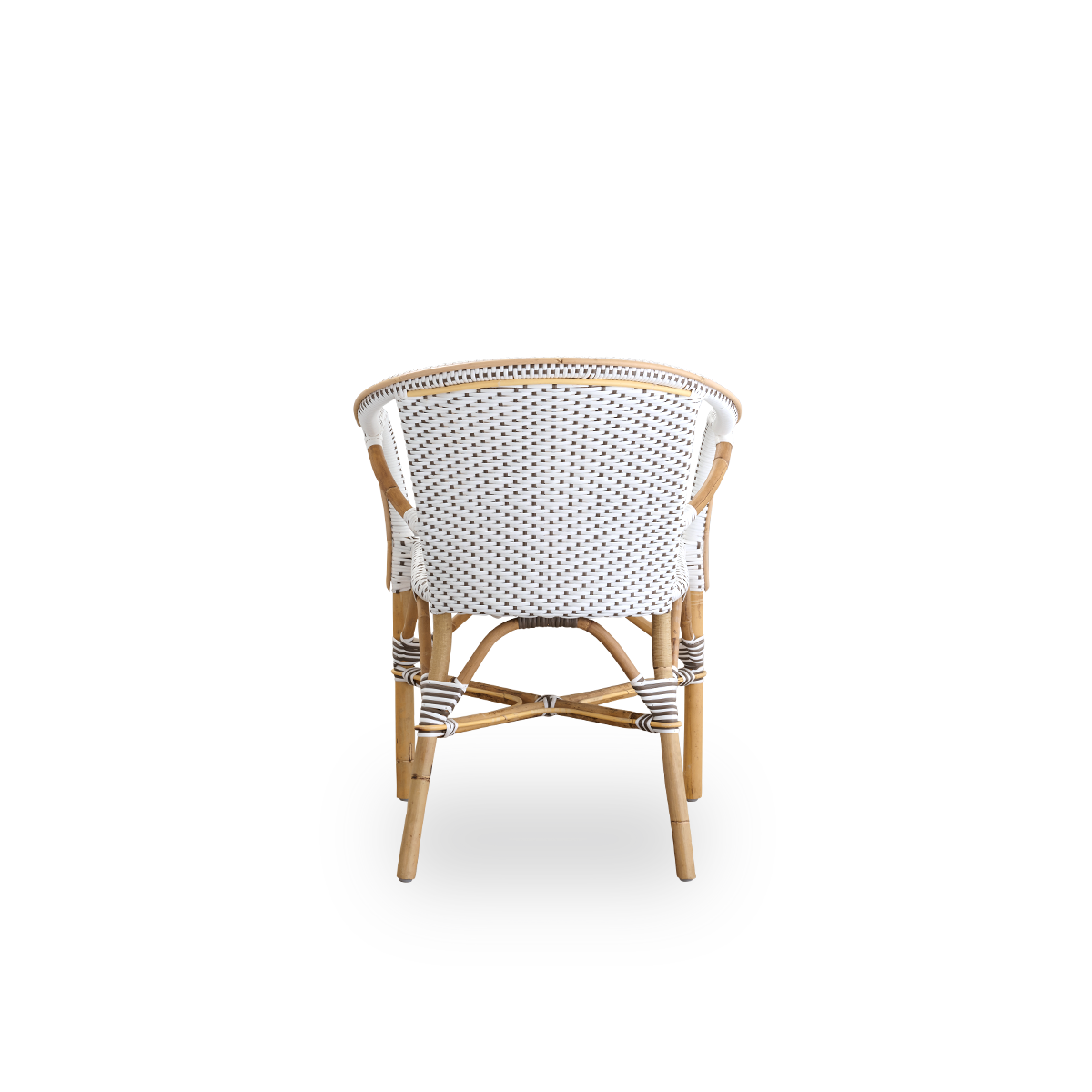 Bagfra vinkel af Madeleine spisestol med armlæn. Rattanramme med sæde og ryglæn flettet i ArtFibre i hvid med brune prikker. Inspireret af bistrodesign fra 1950’erne.