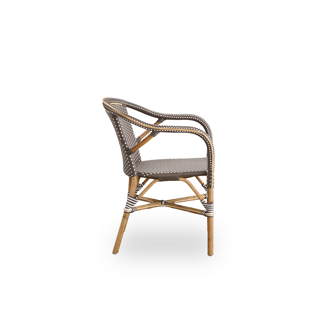 Ren sidevisning af Madeleine spisebordsstol med armlæn. Rattanramme med sæde og ryglæn flettet i ArtFibre i brun med hvide prikker. Inspireret af 1950’ernes bistrodesign.