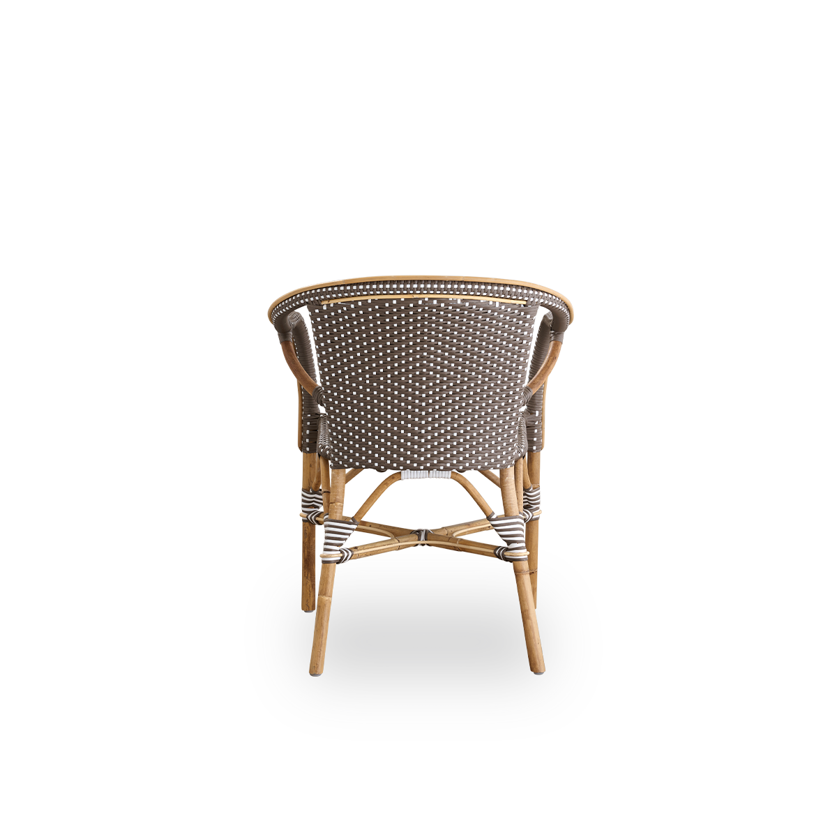 Bagfra vinkel af Madeleine spisestol med armlæn. Rattanramme med sæde og ryglæn flettet i ArtFibre i brun med hvide prikker. Inspireret af bistrodesign fra 1950’erne.