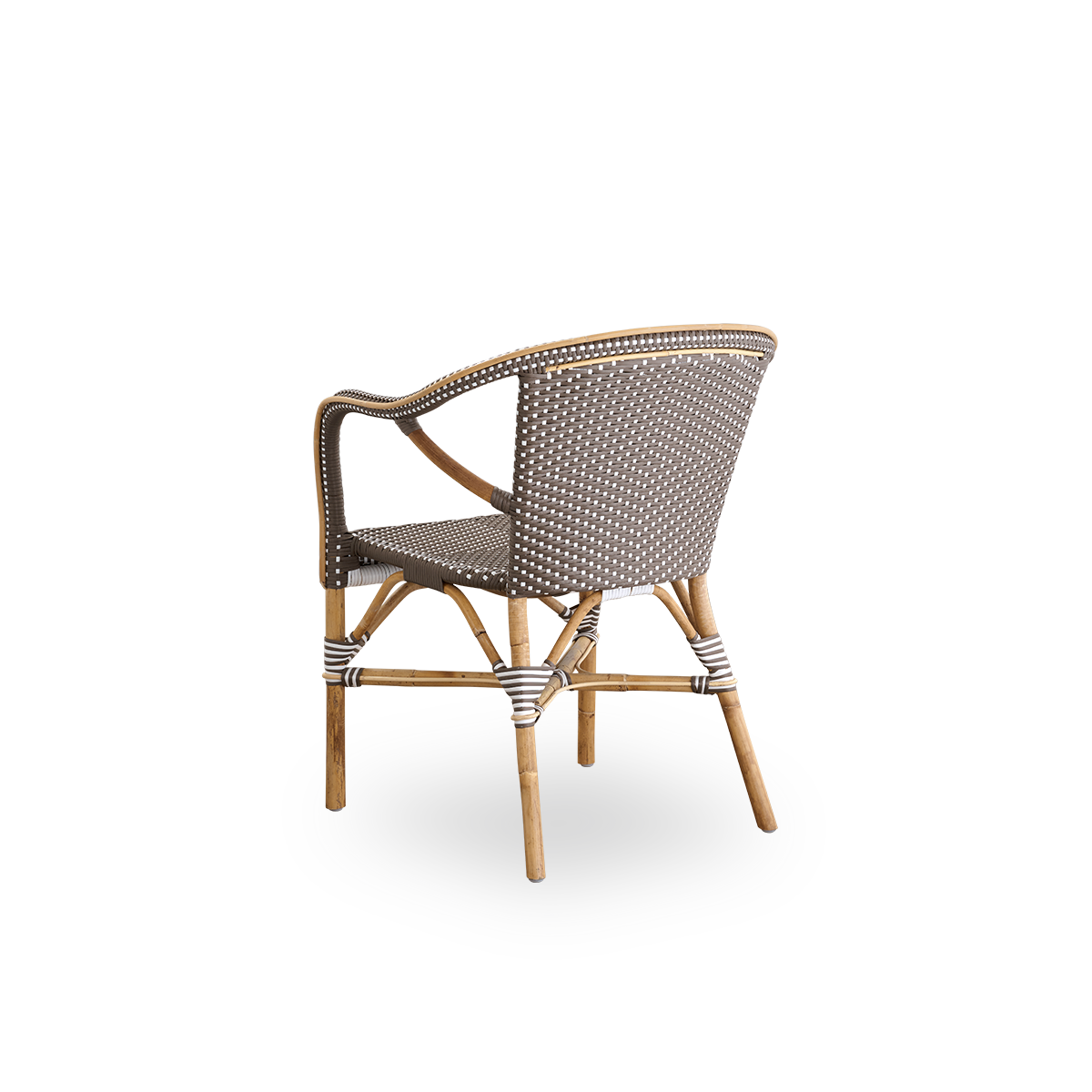 Sidevinkel bagfra af Madeleine spisebordsstolen med armlæn.
Rattanramme med sæde og ryglæn flettet i brun ArtFibre med hvide prikker. Inspireret af 1950’ernes bistrodesign.