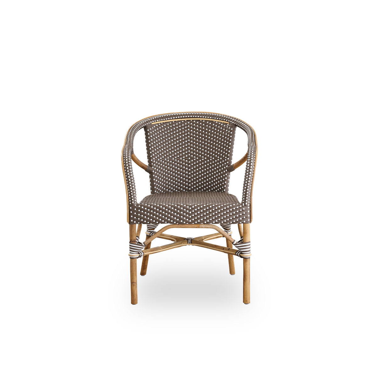 Ren front vinkel af Madeleine spisestol med armlæn.
Rattanramme med sæde og ryglæn flettet i brun ArtFibre med hvide prikker. Inspireret af bistrodesign fra 1950’erne.