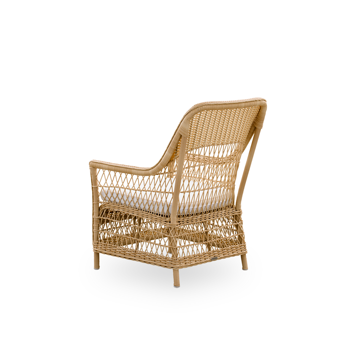 Bagfra vinkel af Dawn udendørs loungestol i farven natur, inspireret af britisk kolonistil. En romantisk loungestol med armlæn og høj ryg. Fuldt flettet i ArtFibre på håndbøjet aluminiumsramme.