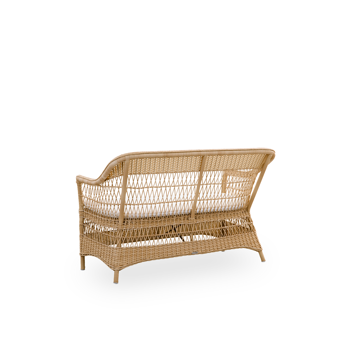 Bagfra vinkel af Charlot udendørs 2-personers sofa i farven natur, en fuldt flettet udendørssofa i britisk kolonistil, håndlavet i ArtFibre på holdbare aluminiumsrammer.