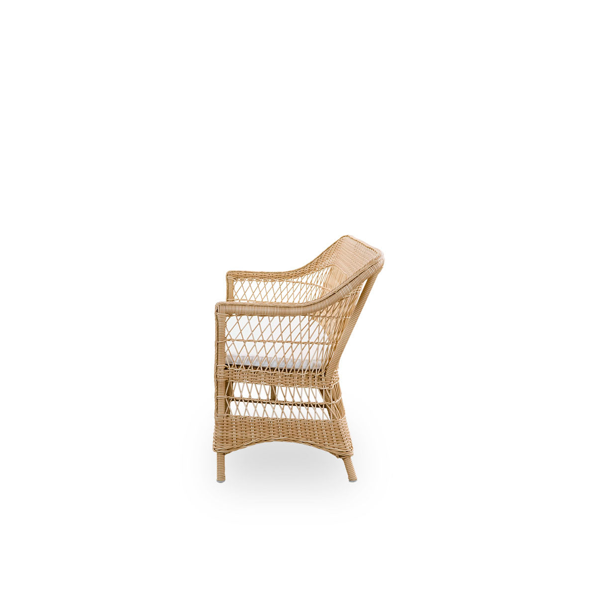 Ren sidevisning af Charlot 3-personers Exterior sofa i farven Natural, en fuldt flettet udendørssofa i britisk kolonistil, håndlavet i ArtFibre på holdbare aluminiumsrammer.