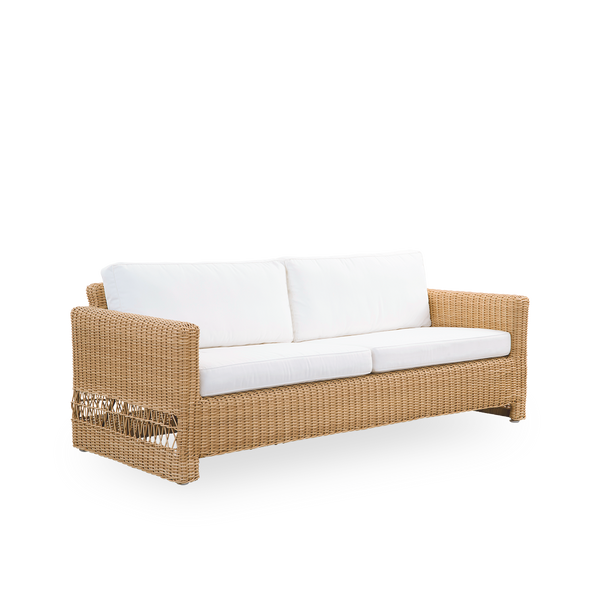 Side view af Carrie udendørssofa i farven Natural. Firkantet, robust 3-personers sofa med aluminiumsramme, fuldt flettet i ArtFibre.