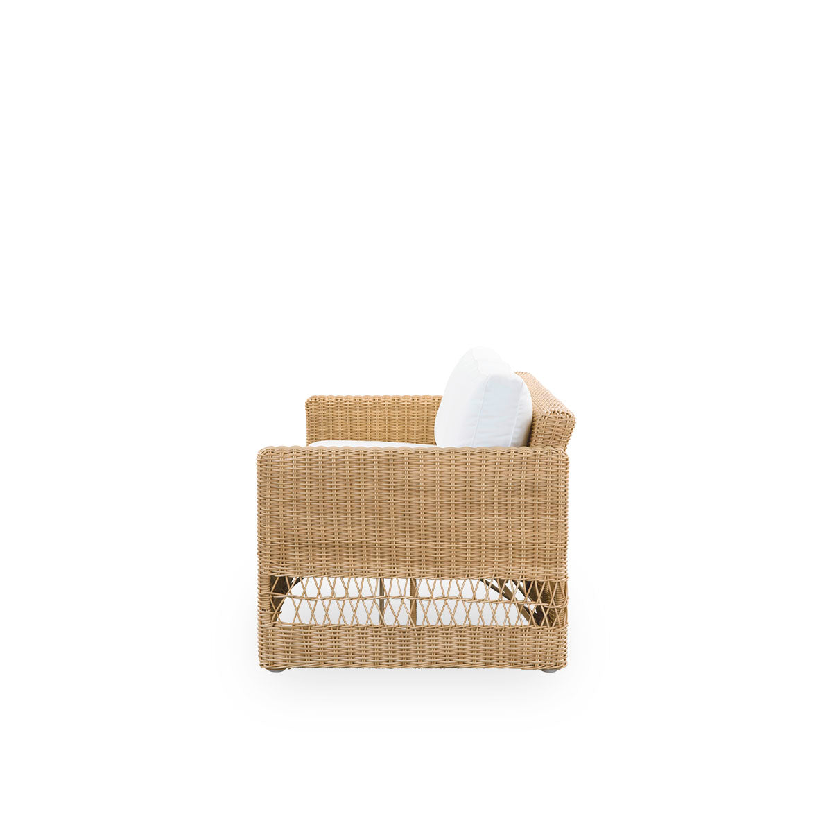 Simpel sidevisning af Carrie udendørs sofa i farven Natural. Firkantet, robust 3-personers sofa med aluminiumsramme, fuldt flettet med ArtFibre.