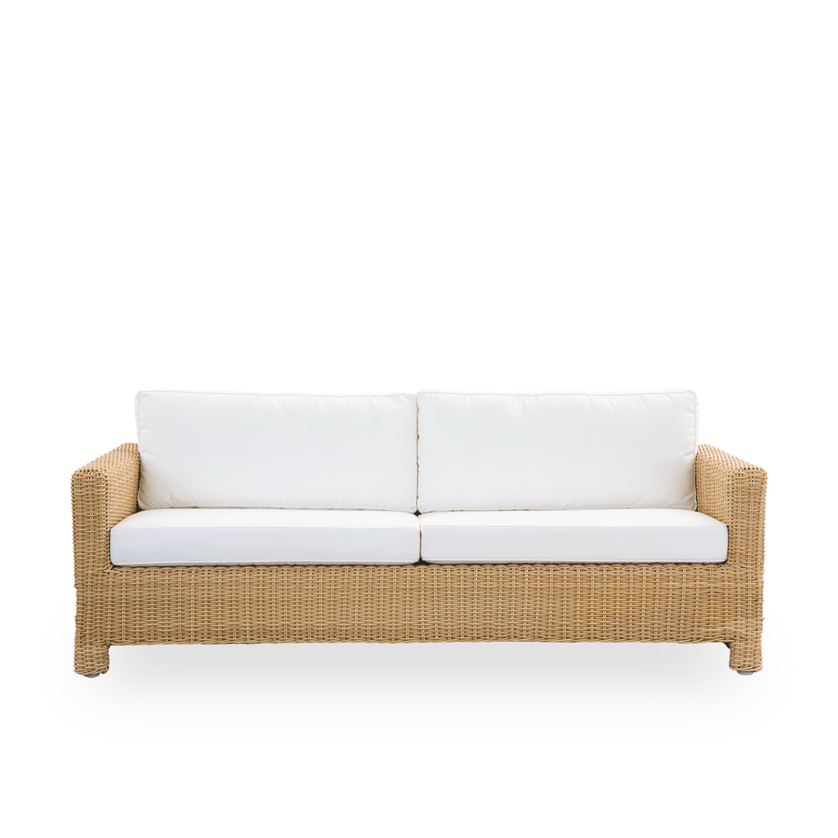 Ren front vinkel af Carrie udendørs sofa i farven Natural. En firkantet og robust 3-personers sofa fremstillet med aluminiumsramme, fuldt flettet med ArtFibre.