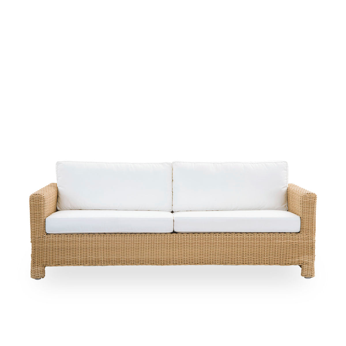 Ren front vinkel af Carrie udendørs sofa i farven Natural. En firkantet og robust 3-personers sofa fremstillet med aluminiumsramme, fuldt flettet med ArtFibre.