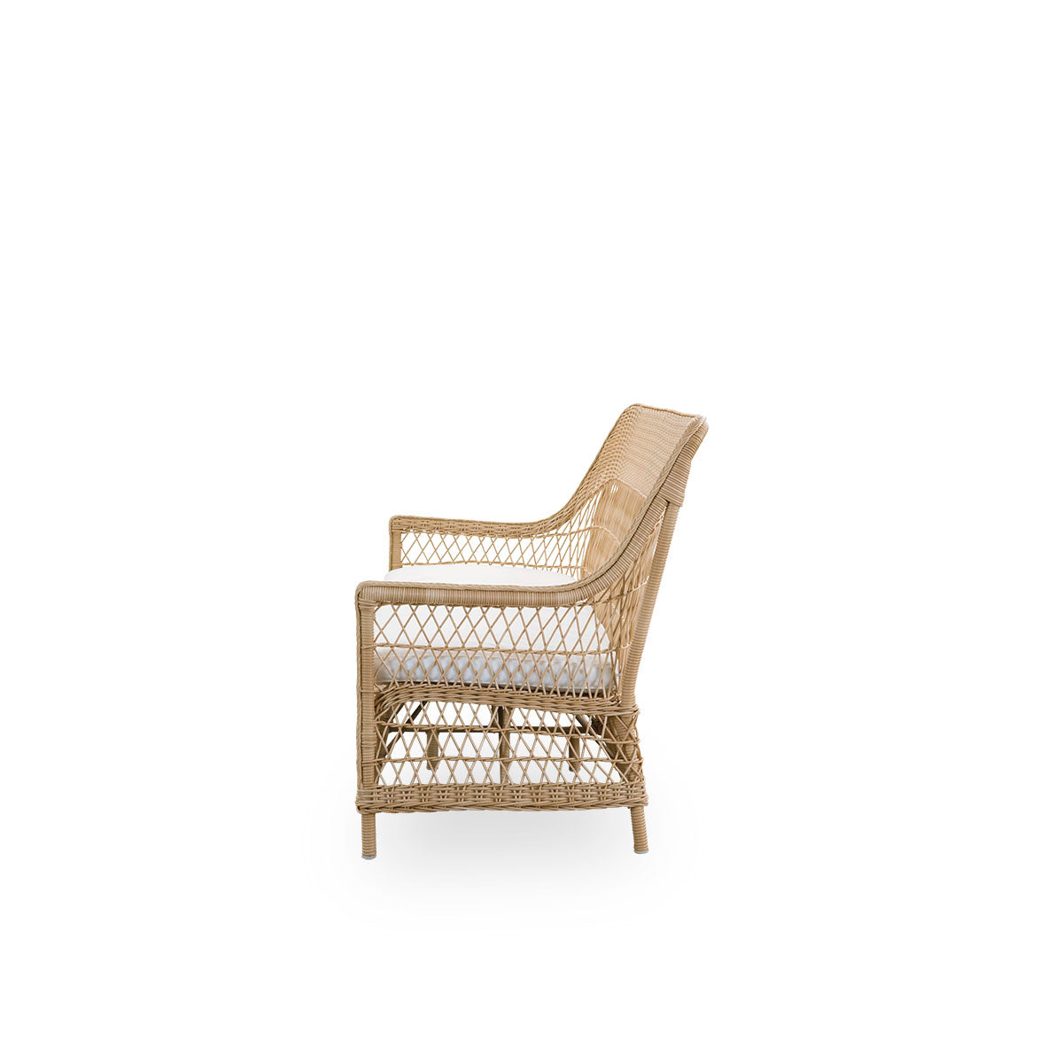 Ren sidevisning af Dawn udendørs 3-personers sofa i farven Natural, inspireret af britisk kolonistil. Romantisk sofa med armlæn og høj ryg. Fuldt flettet i ArtFibre på håndbøjet aluminiumsramme.