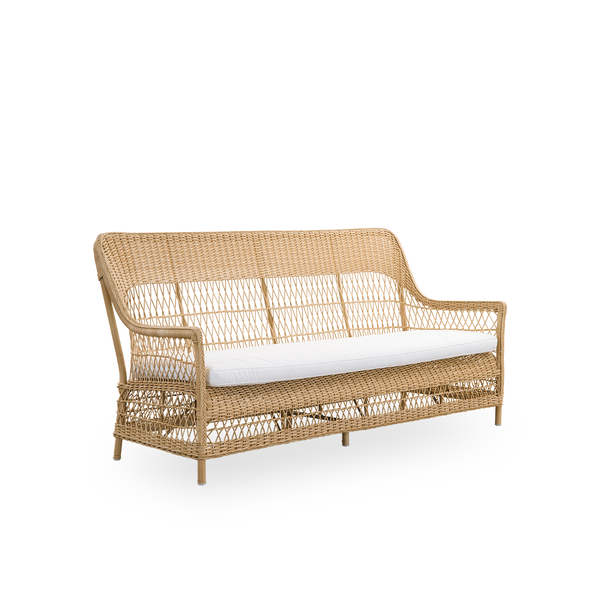 Side view af Dawn udendørs 3-personers sofa i Natural, inspireret af britisk kolonistil. Romantisk sofa med armlæn og høj ryg. Fuldt flettet i ArtFibre på håndbøjet aluminiumsramme.