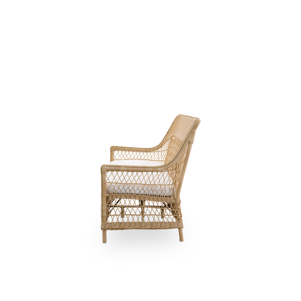 Ren sidevisning af Dawn udendørs 3-personers sofa i farven Natural, inspireret af britisk kolonistil. Romantisk sofa med armlæn og høj ryg. Fuldt flettet i ArtFibre på håndbøjet aluminiumsramme.