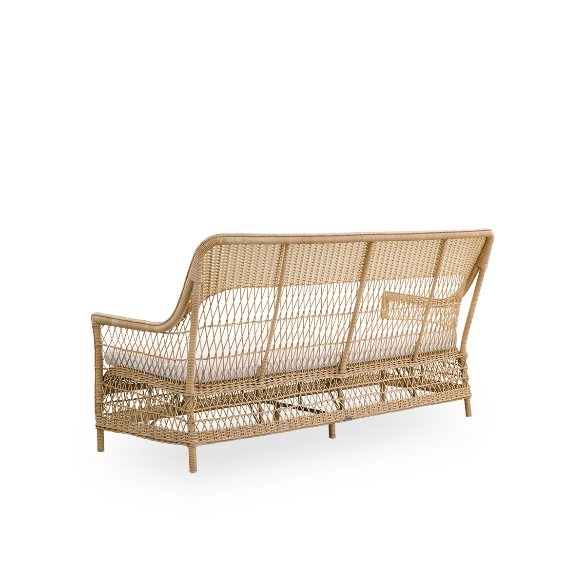 Bagfra vinkel af Dawn udendørs loungestol i farven natur, inspireret af britisk kolonistil. En romantisk loungestol med armlæn og høj ryg. Fuldt flettet i ArtFibre på håndbøjet aluminiumsramme.