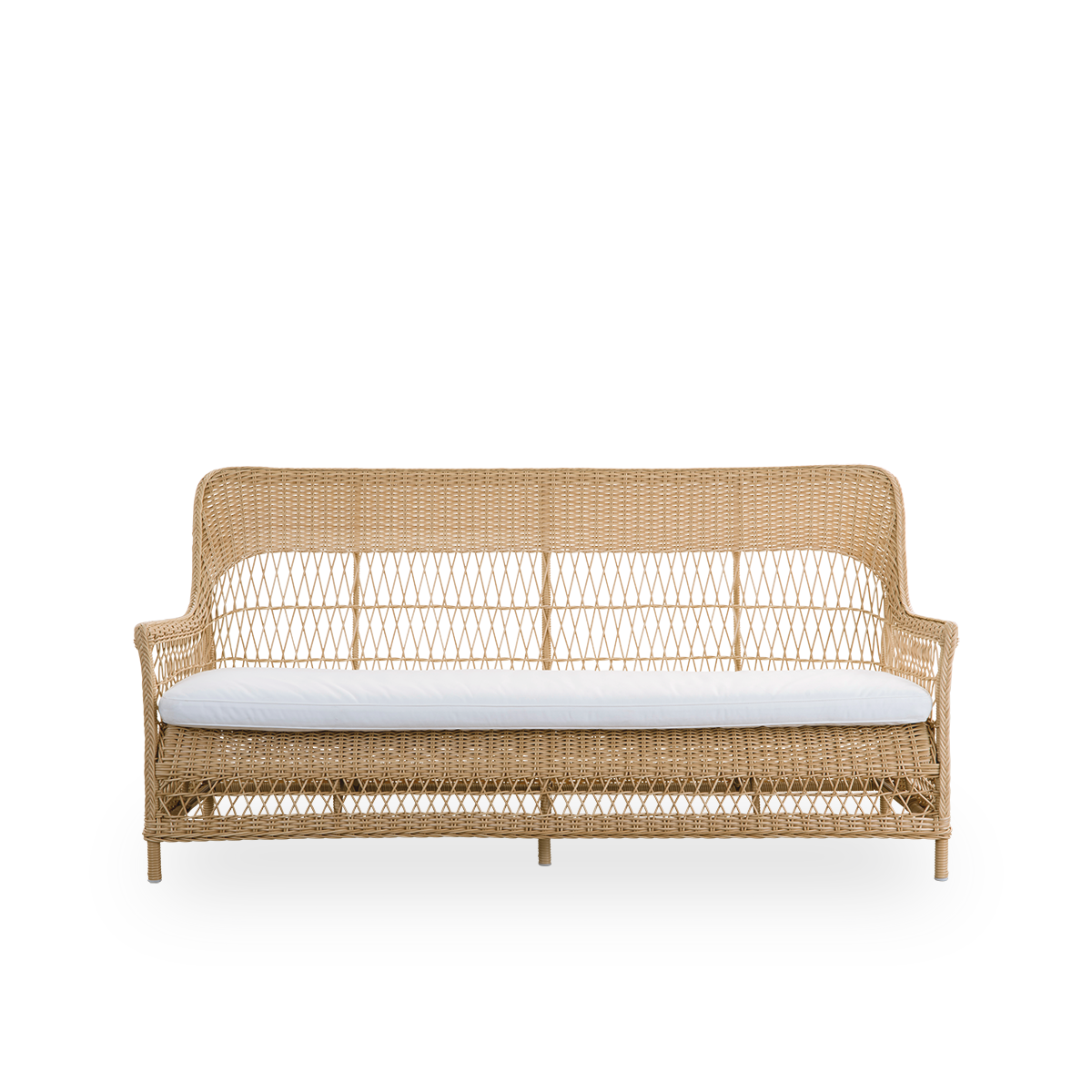 Ren front vinkel af Dawn udendørs loungestol i farven Natural, inspireret af britisk kolonistil. En romantisk loungestol med armlæn og høj ryg. Fuldt flettet ArtFibre på en håndbøjet aluminiumsramme.