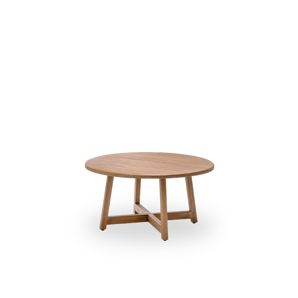 Sidevisning af Aksel sofabord, Ø100 cm, i teak med en naturlig, patineret overflade. Overfladebehandlet så træets naturlige åretegning træder frem, med et charmerende rustikt udtryk. Fremstillet i teak certificeret som Indonesian Legal Wood.