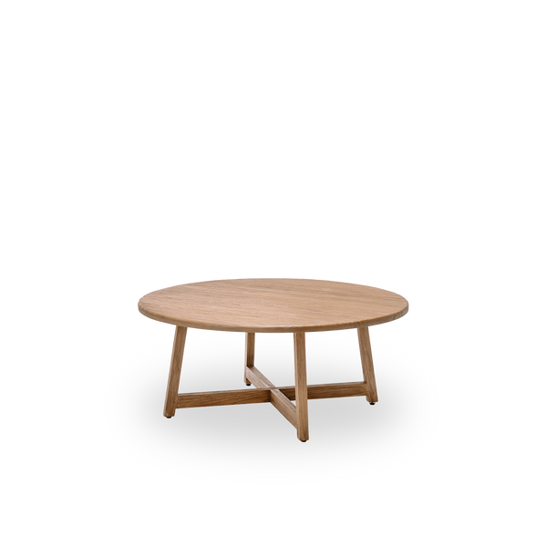 Sidevisning af Aksel sofabord, Ø120 cm, i teak med en naturlig, patineret overflade. Overfladebehandlet så træets naturlige åretegning træder frem, med et charmerende rustikt udtryk. Fremstillet i teak certificeret som Indonesian Legal Wood.