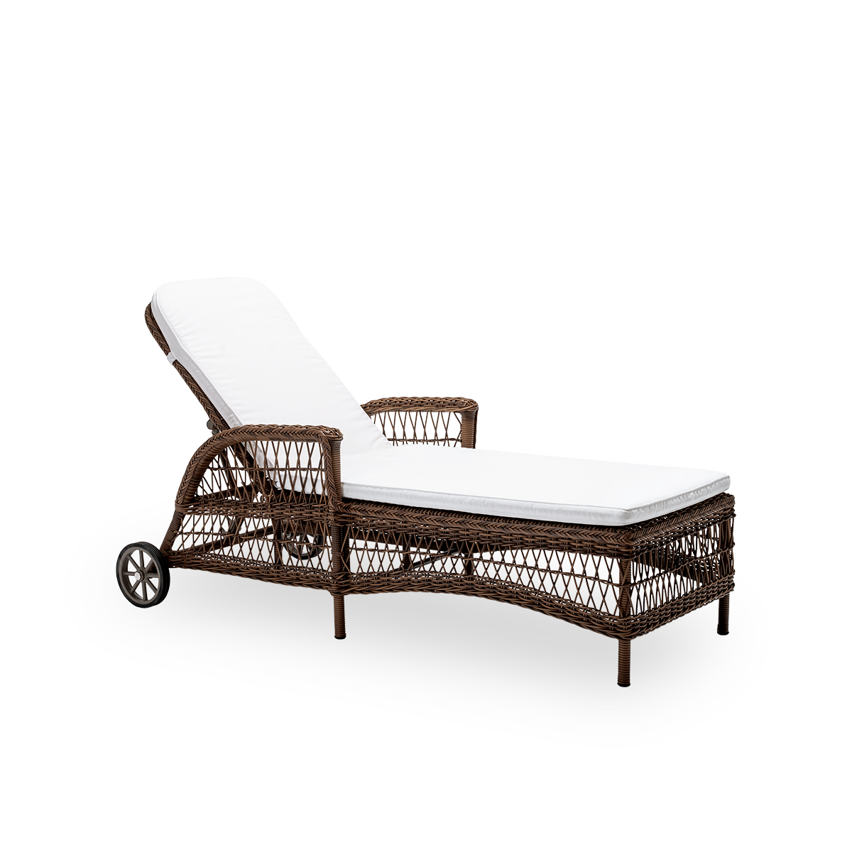 Sidevisning af Daisy udendørs solseng med sædehynde, i brun ArtFibre og aluminium. Fra Sika-Designs Georgia Garden-kollektion, inspireret af britisk kolonistil og klassiske danske flettede møbler.