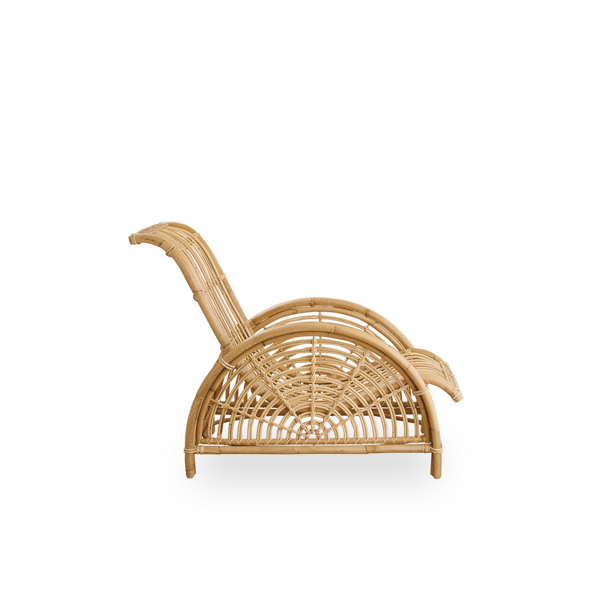 Ren sidevisning af Paris lounge chair, ikonisk design af Arne Jacobsen. Håndlavet i høj kvalitet rattan.