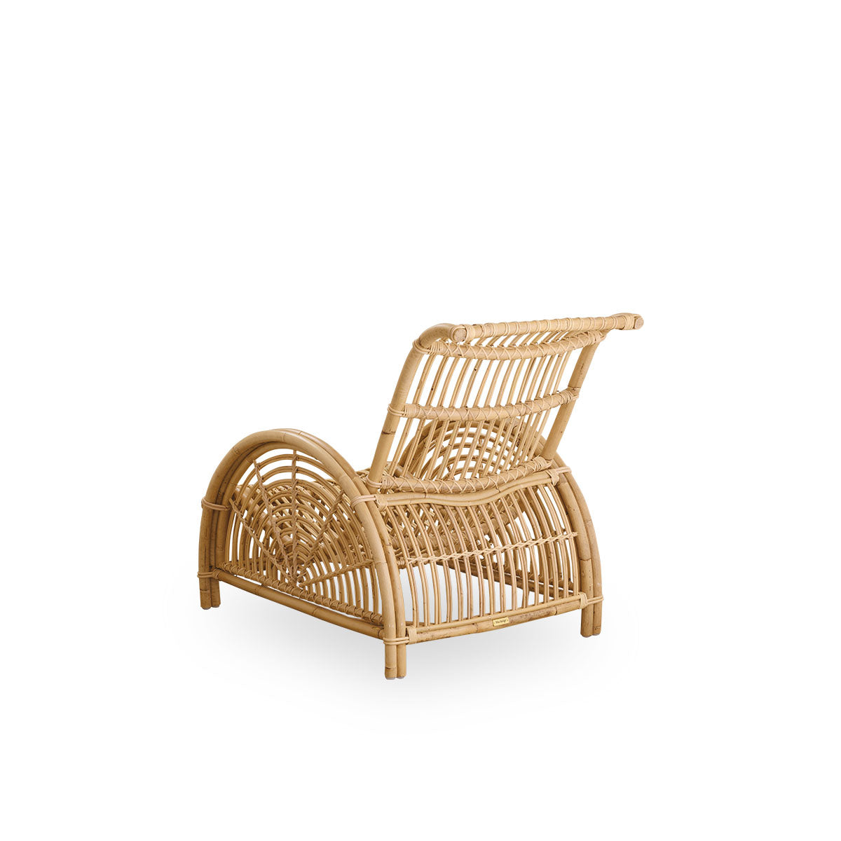 Sidevinkel bagfra af Paris loungestolen, ikonisk design af Arne Jacobsen.
Håndlavet af højkvalitets rattan.