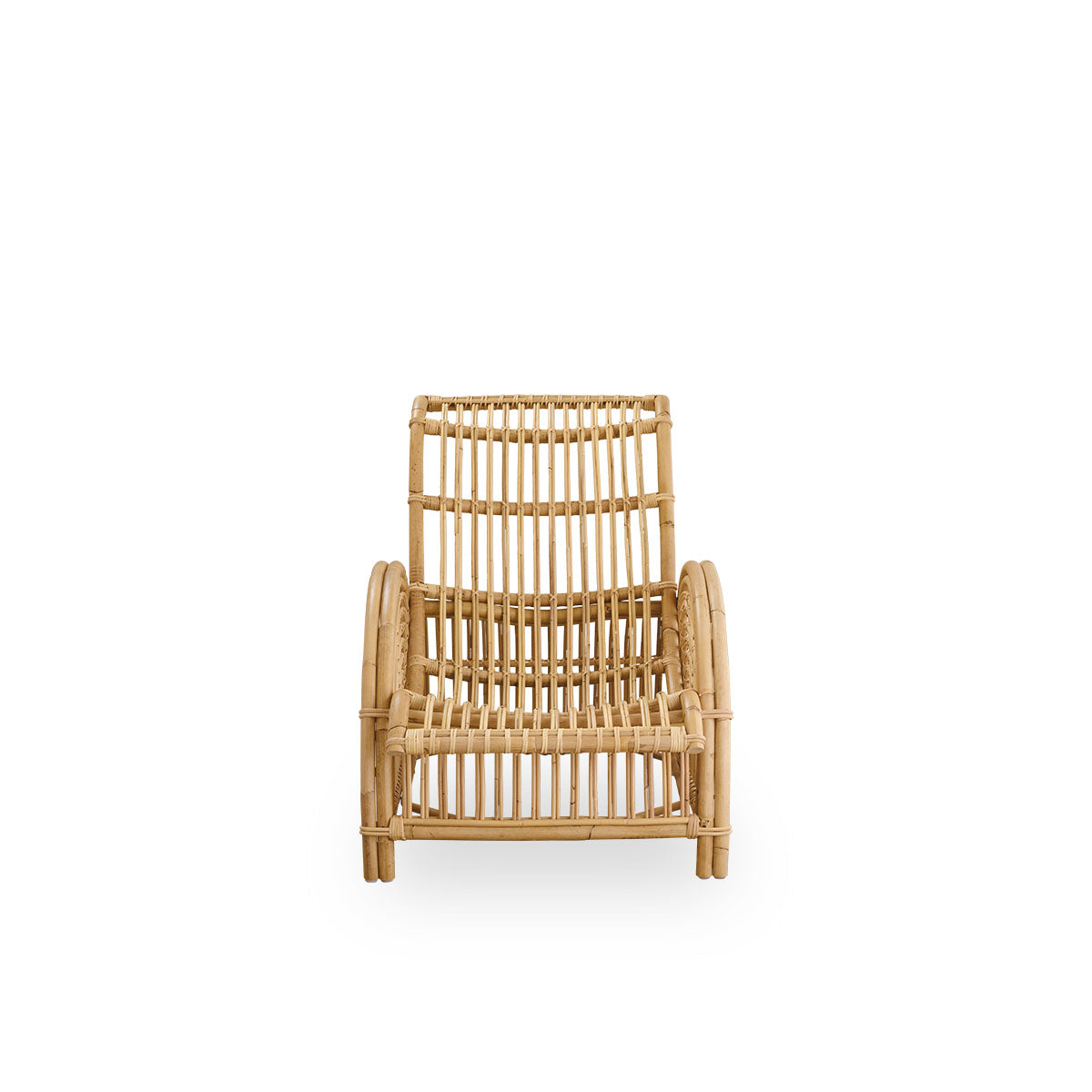 Ren front vinkel af Paris loungestol, ikonisk design af Arne Jacobsen.
Håndlavet af høj-kvalitets rattan.