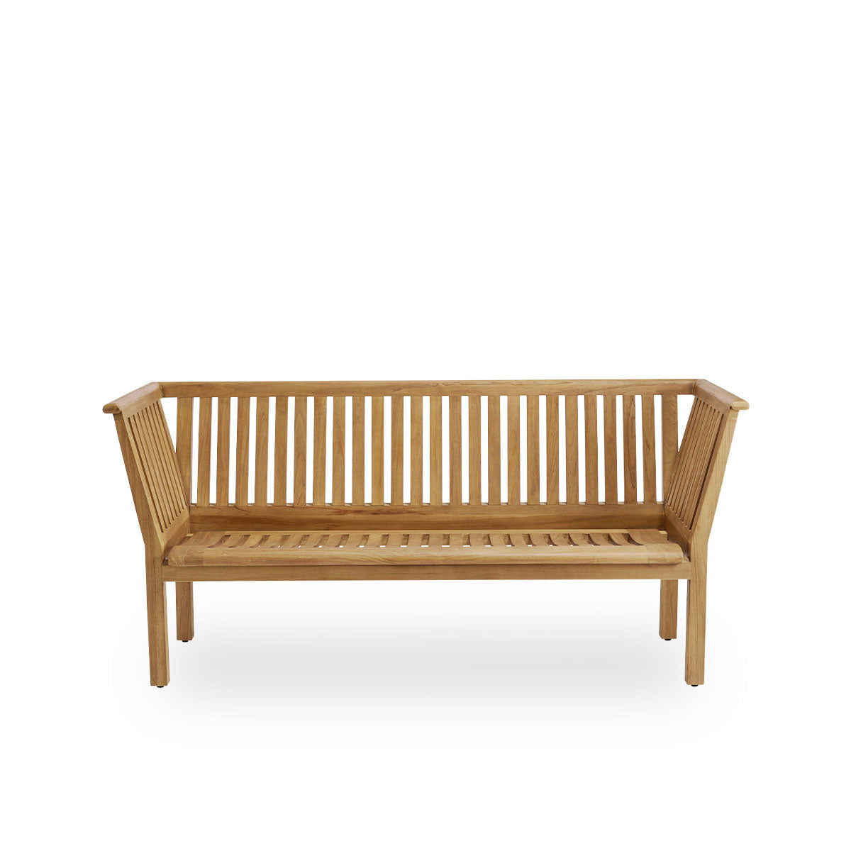 Ren front vinkel af St Catherine udendørs teakbænk designet af Arne Jacobsen, længde 180 cm.
Solid og holdbar bænk, håndlavet i kastanjebrun, højkvalitets indonesisk teaktræ, certificeret ‘Indonesian Legal Wood’.