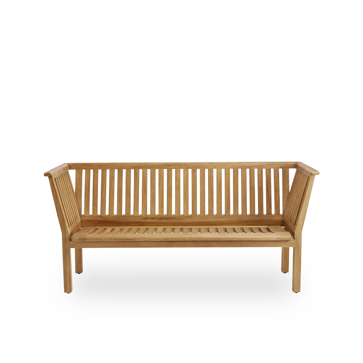 Ren front vinkel af St Catherine udendørs teakbænk designet af Arne Jacobsen, længde 180 cm.
Solid og holdbar bænk, håndlavet i kastanjebrun, højkvalitets indonesisk teaktræ, certificeret ‘Indonesian Legal Wood’.