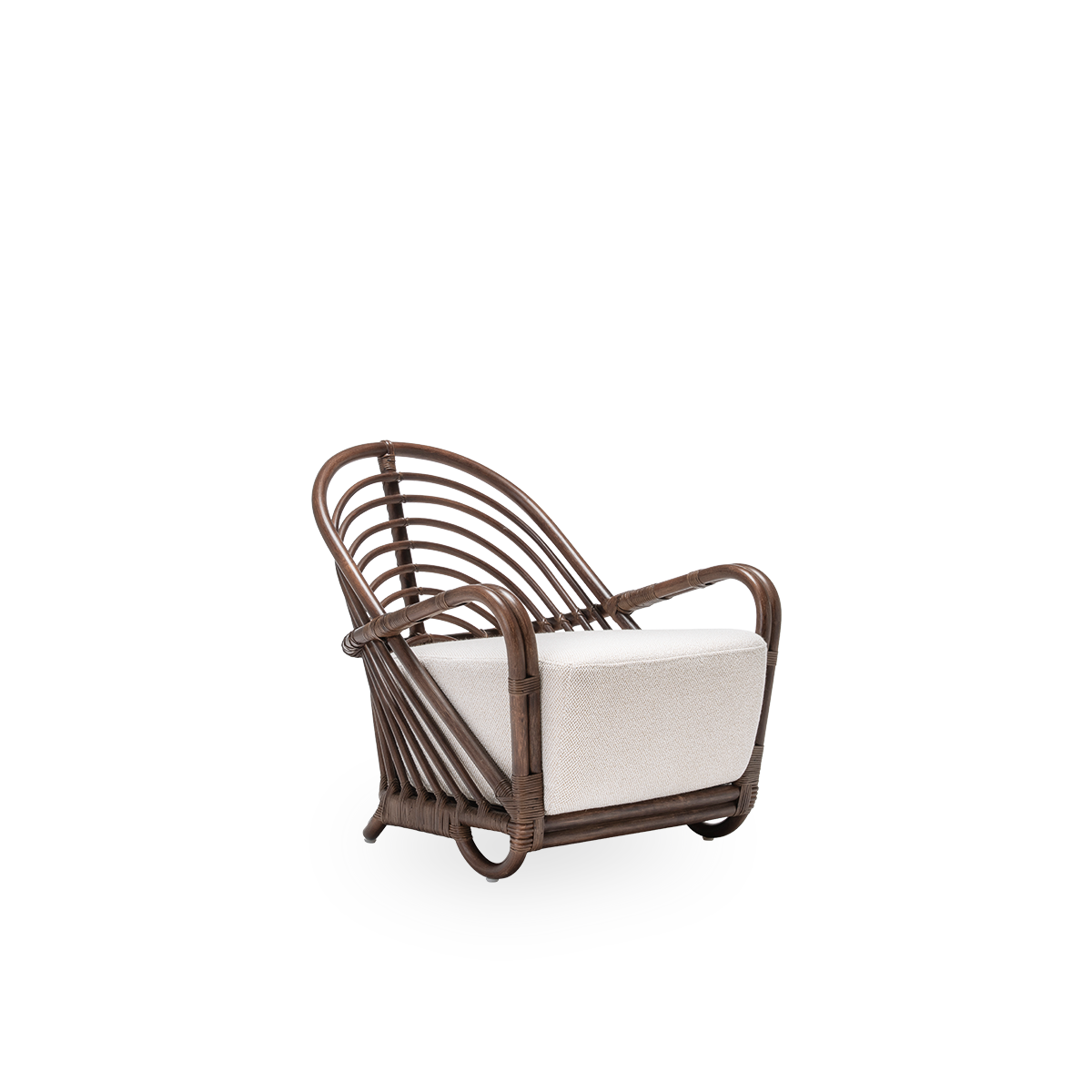 Sidevisning af Charlottenborg loungestol med sædehynde, i brun rattan. Designet af Arne Jacobsen i 1936 og en del af Sika-Designs ICONS-kollektion med genudgivne designmøbler. Håndlavet i indonesisk rattan af høj kvalitet.