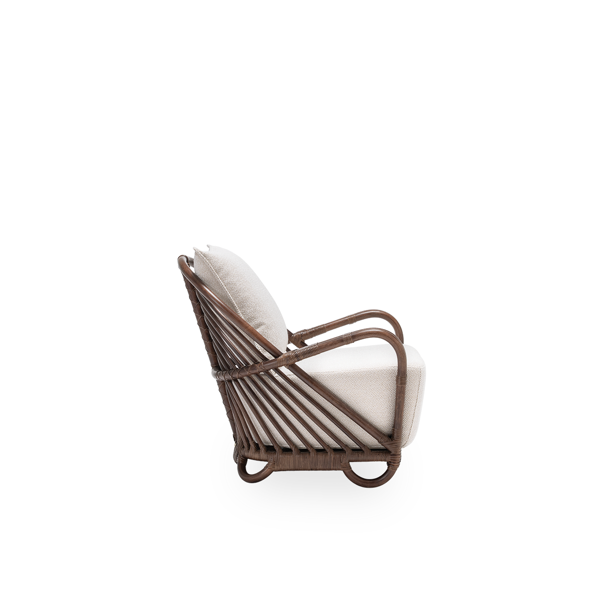 Ren sidevisning af Charlottenborg loungestol med sæde- og ryghynde, i brun rattan. Designet af Arne Jacobsen i 1936 og en del af Sika-Designs ICONS-kollektion med genudgivne designmøbler. Håndlavet i indonesisk rattan af høj kvalitet.