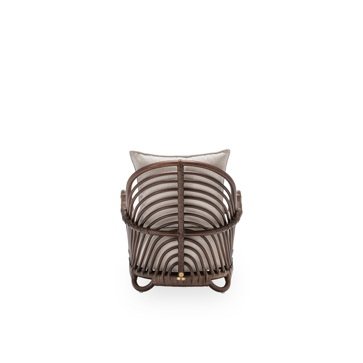 Ren bagvisning af Charlottenborg loungestol med sæde- og ryghynde, i brun rattan. Designet af Arne Jacobsen i 1936 og en del af Sika-Designs ICONS-kollektion med genudgivne designmøbler. Håndlavet i indonesisk rattan af høj kvalitet.