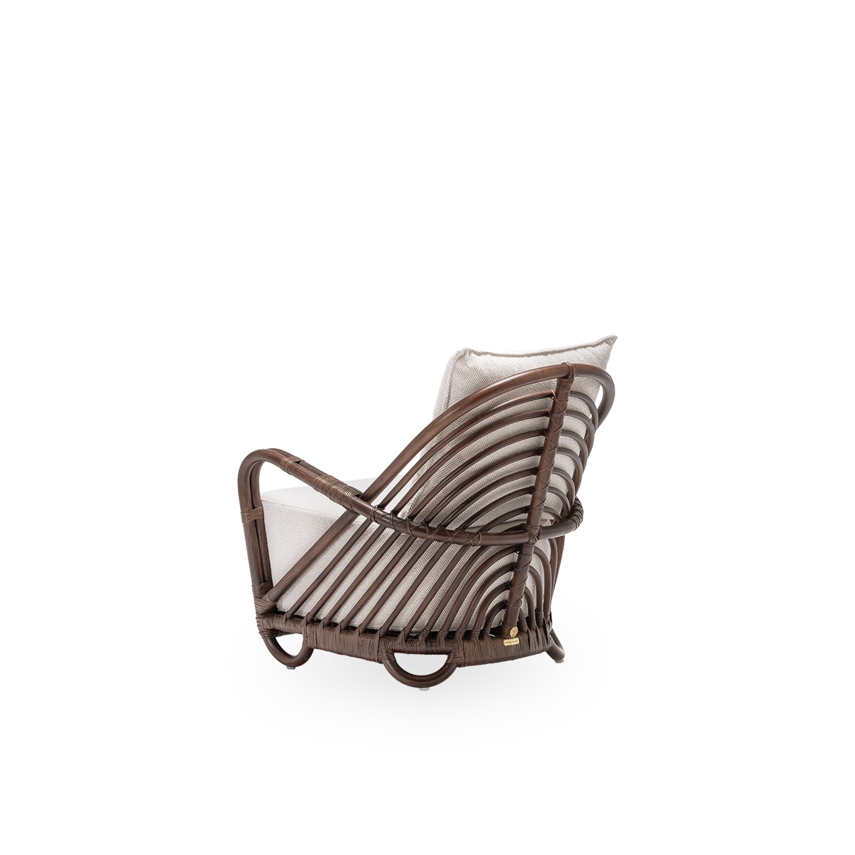 Bagsidevisning af Charlottenborg loungestol med sæde- og ryghynde, i brun rattan. Designet af Arne Jacobsen i 1936 og en del af Sika-Designs ICONS-kollektion med genudgivne designmøbler. Håndlavet i indonesisk rattan af høj kvalitet.