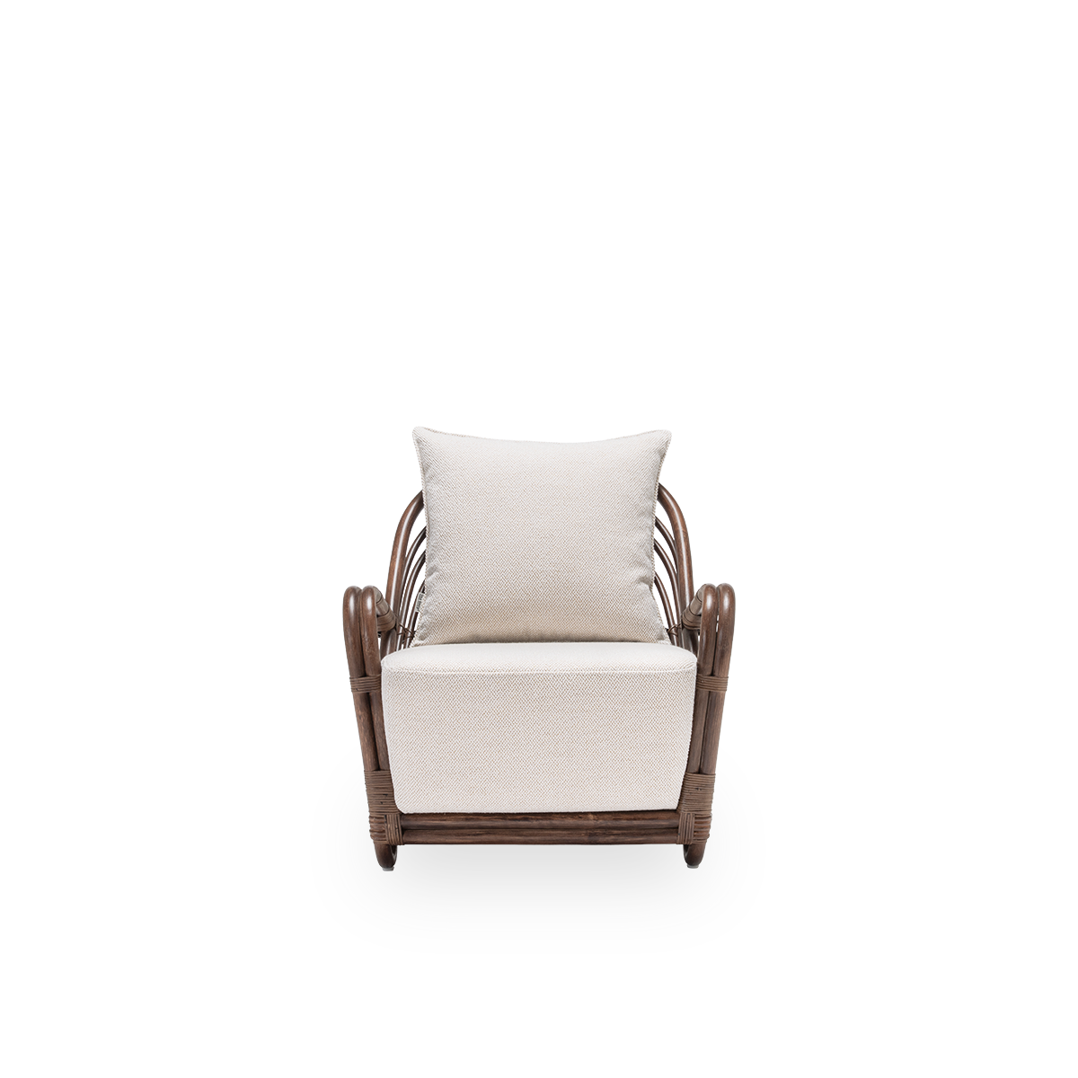 Forsidevisning af Charlottenborg loungestol med sæde- og ryghynde, i brun rattan. Designet af Arne Jacobsen i 1936 og en del af Sika-Designs ICONS-kollektion med genudgivne designmøbler. Håndlavet i indonesisk rattan af høj kvalitet.