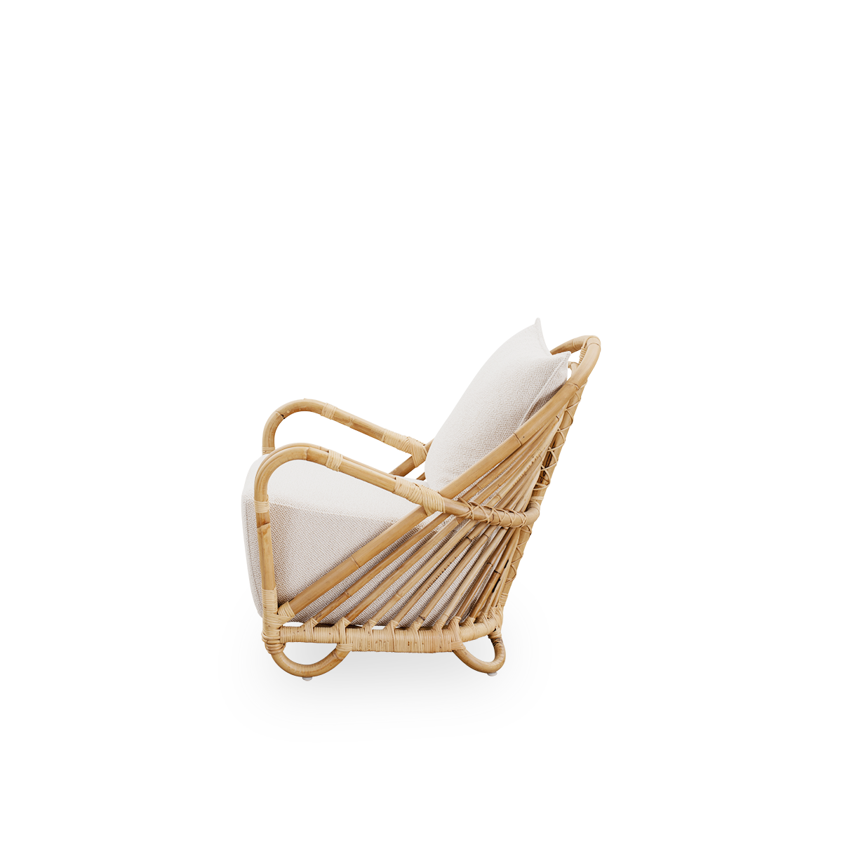 Ren sidevisning af Charlottenborg loungestol i poleret naturlig rattan, designet af Arne Jacobsen. Stolen har en buet ryg og armlæn integreret i basen, håndlavet af højkvalitets indonesisk rattan.
