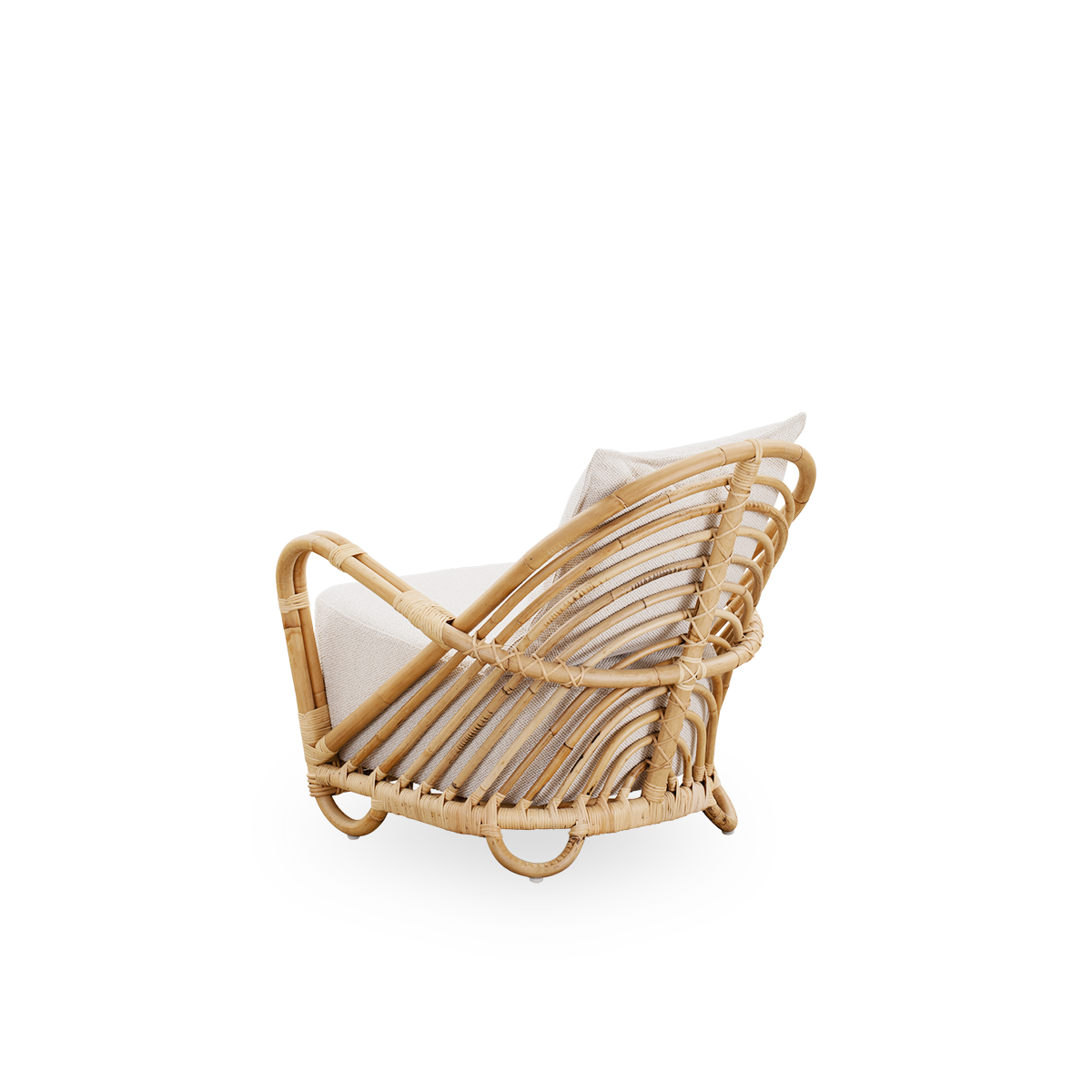 Bagfra vinkel af Charlottenborg loungestol i poleret naturfarvet rattan, designet af Arne Jacobsen. Stolen har en buet ryg og armlæn integreret i basen, håndlavet af indonesisk rattan af høj kvalitet.