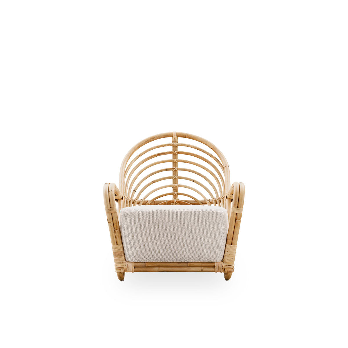Ren front vinkel af Charlottenborg loungestol i poleret naturlig rattan, designet af Arne Jacobsen. Stolen har en buet ryg og armlæn integreret i basen, håndlavet i indonesisk rattan af høj kvalitet.