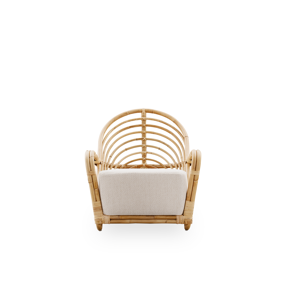 Ren front vinkel af Charlottenborg loungestol i poleret naturlig rattan, designet af Arne Jacobsen. Stolen har en buet ryg og armlæn integreret i basen, håndlavet i indonesisk rattan af høj kvalitet.