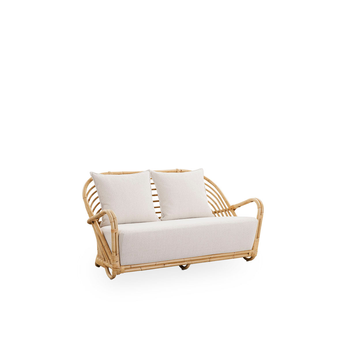 Side view af Charlottenborg 2-personers sofa i poleret naturlig rattan, designet af Arne Jacobsen. Sofaen har en buet ryg og armlæn integreret i basen, håndlavet i rattan af høj kvalitet fra Indonesien.
