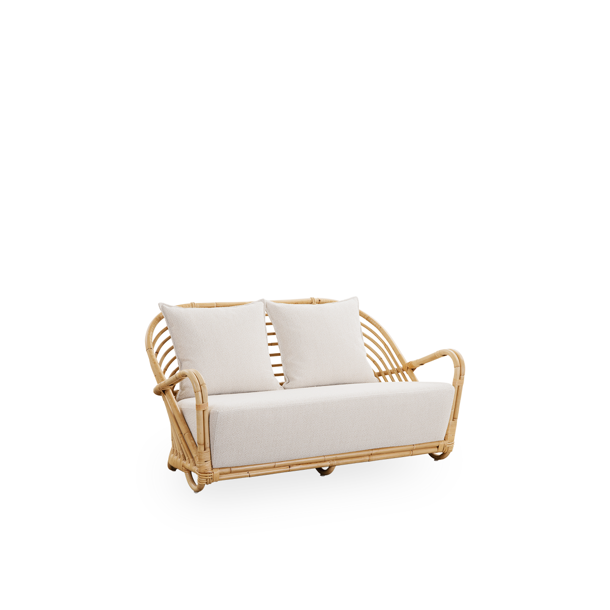 Side view af Charlottenborg 2-personers sofa i poleret naturlig rattan, designet af Arne Jacobsen. Sofaen har en buet ryg og armlæn integreret i basen, håndlavet i rattan af høj kvalitet fra Indonesien.