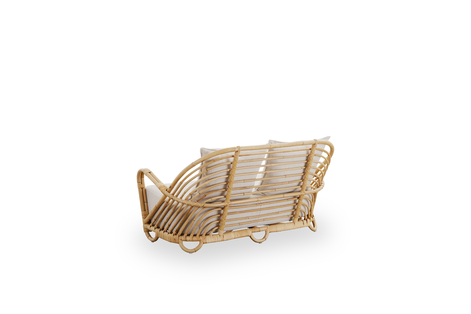 Sidevinkel bagfra af Charlottenborg 2-personers sofa i poleret naturlig rattan, designet af Arne Jacobsen. Sofaen har en buet ryg og armlæn integreret i basen, håndlavet af højkvalitets indonesisk rattan.